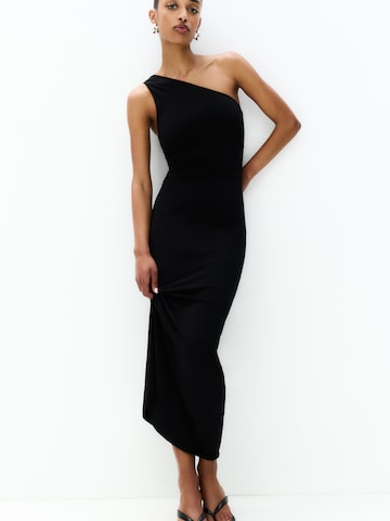 Pull&Bear Kleid in Schwarz: Vorderseite