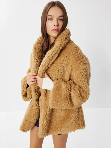 Happiness İstanbul Mantel in Braun: Vorderseite