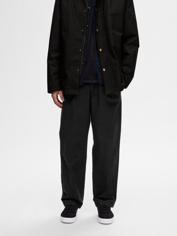 SELECTED HOMME Loosefit Veckad byxa i svart: framsida