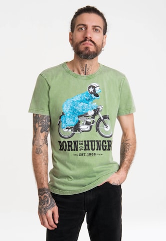 LOGOSHIRT T-Shirt 'Sesamstrasse - Krümelmonster Motorrad' in Grün: predná strana