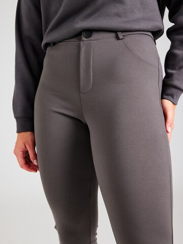Skinny Pantaloni 'CARTAY' di ONLY Carmakoma in grigio
