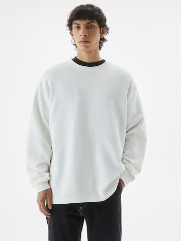 Pull&Bear Shirt in White: front