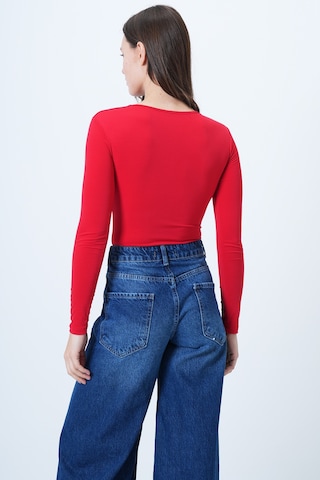 Tricou de la Trend Alaçatı Stili pe roșu