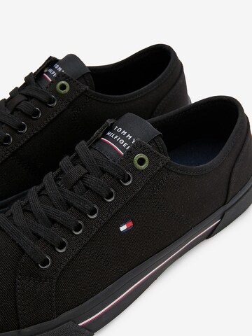 Baskets basses TOMMY HILFIGER en noir