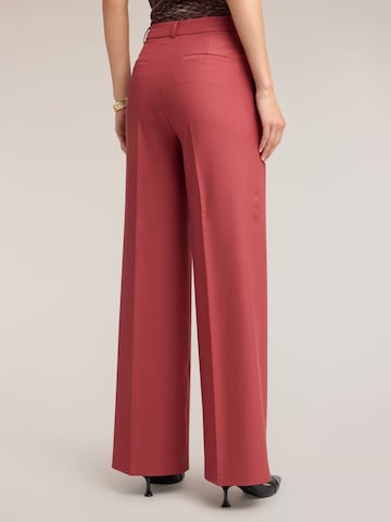 MOTIVI - Acampanado Pantalón en rojo
