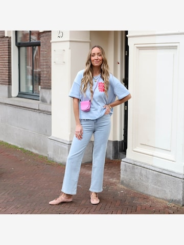 Wide leg Jeans 'UNICORN Women's Light Blue Wide Leg Jeans with Heart Detail Back Pockets xs s m l xl' di UNICORN in blu: frontale