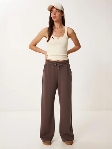 Wide leg Pantaloni di Happiness İstanbul in marrone