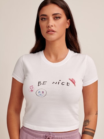 ABOUT YOU x Antonia T-shirt 'Allie' i vit: framsida