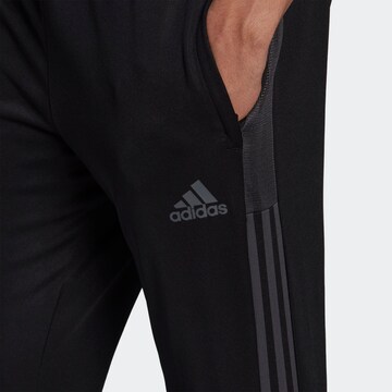 ADIDAS SPORTSWEAR - Tapered Pantalón deportivo 'Tiro' en negro