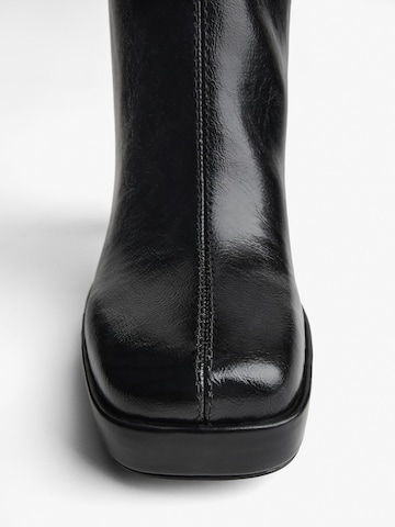 Bershka Nízké kozačky – černá