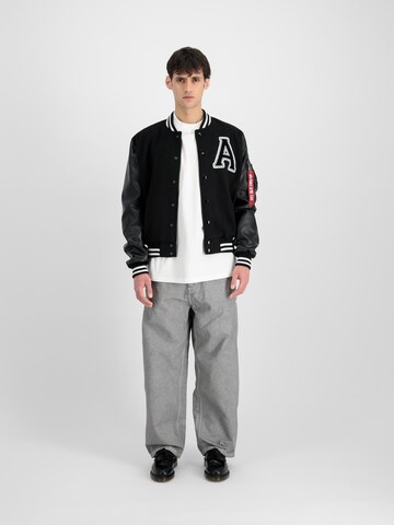 ALPHA INDUSTRIES Välikausitakki värissä musta