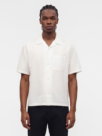 GAP Comfort Fit Риза в бяло: отпред