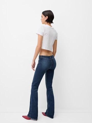 Flared Jeans di Bershka in blu