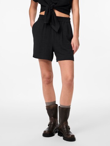 PIECES Regular Shorts 'Vinsty' in Schwarz: predná strana