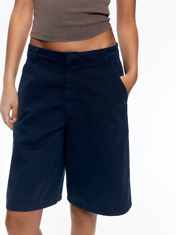 Pull&Bear Loosefit Chinohousut värissä sininen: etupuoli