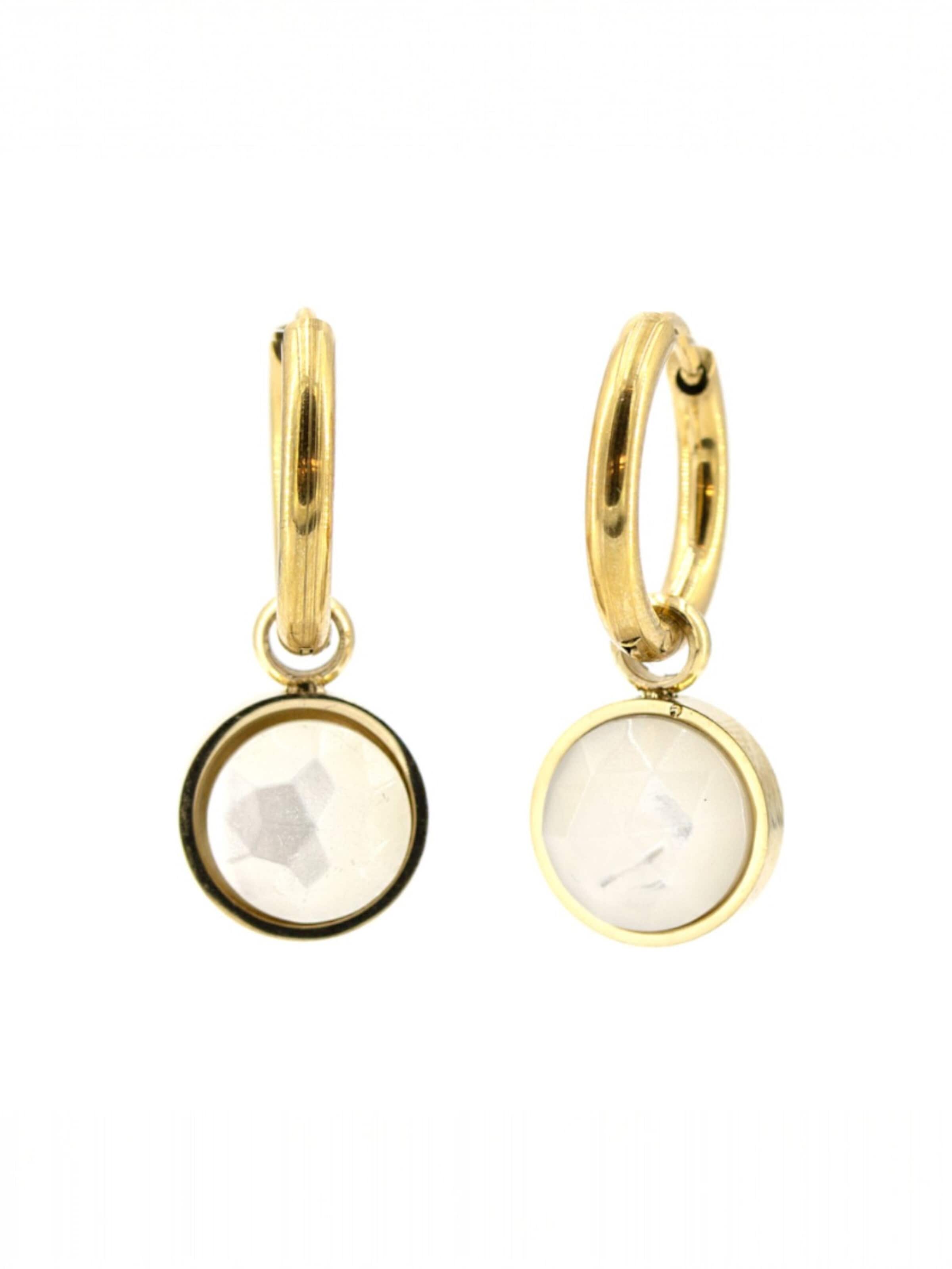 Sergio Engel Earrings 'Beach Ohrringe 01 Kleine vergoldete Edelstahl-Hoops mit Natursteinanhänger' in White: front