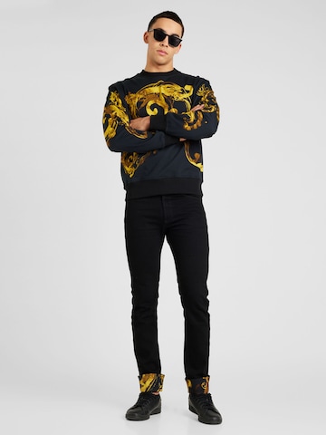 Versace Jeans Couture Sweatshirt '76UP302' i svart