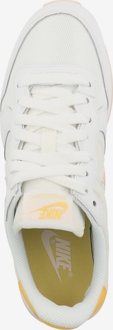 balts Nike Sportswear Zemie brīvā laika apavi 'Internationalist'