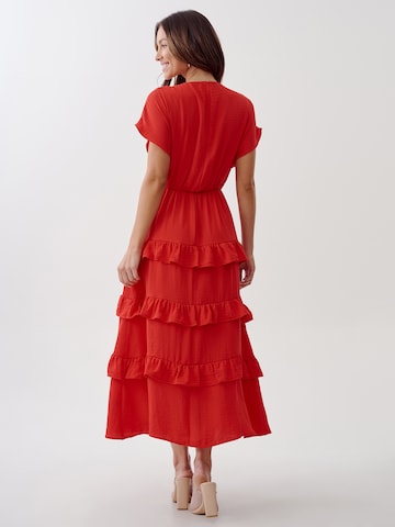 Tussah Φόρεμα σε κόκκινο: πίσω