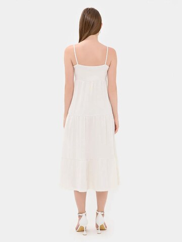 Abito estivo di Hiccup in bianco