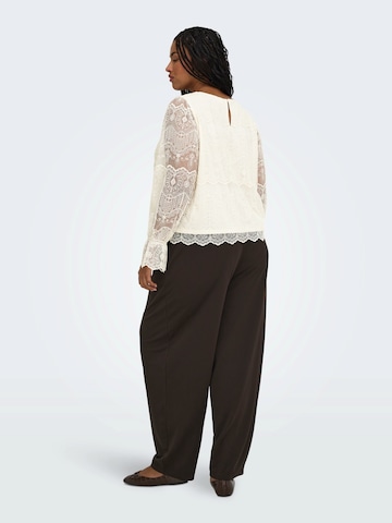 ONLY Carmakoma - Blusa en blanco
