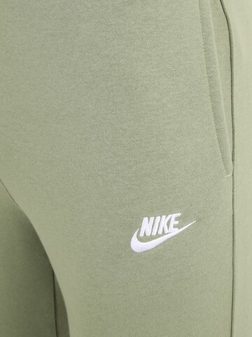 Nike Sportswear Avsmalnet Bukse 'Club Fleece' i grønn