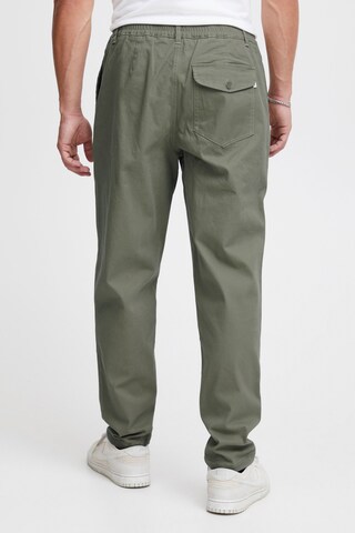 !Solid Regular Pleat-Front Pants 'Dylan' in Green