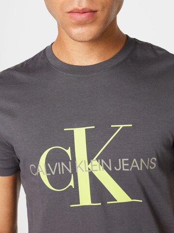 Coupe regular T-Shirt Calvin Klein Jeans en gris