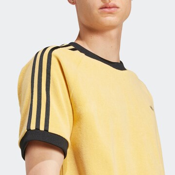 ADIDAS ORIGINALS T-shirt 'Cali' i gul