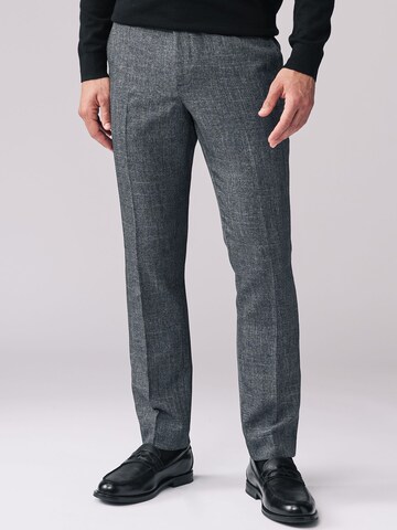 Coupe slim Pantalon à plis Next en gris : devant