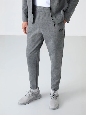 Tommy Life - Fato de desporto em cinzento