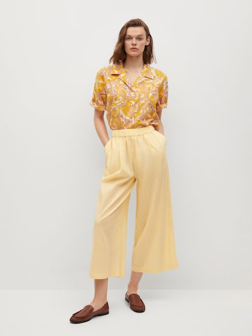 MANGO Bő szár Élére vasalt nadrágok 'Wave' - sárga