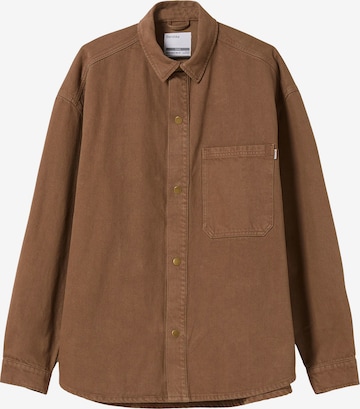 Coupe regular Chemise Bershka en marron : devant