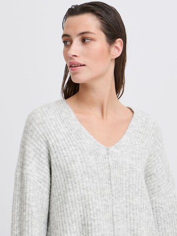 Pullover 'Omea' di b.young in grigio