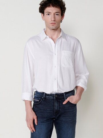 KOROSHI Slim fit Button Up Shirt in White: front