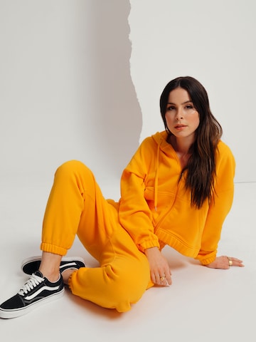 A LOT LESS Tapered Trousers 'Ida' in Orange