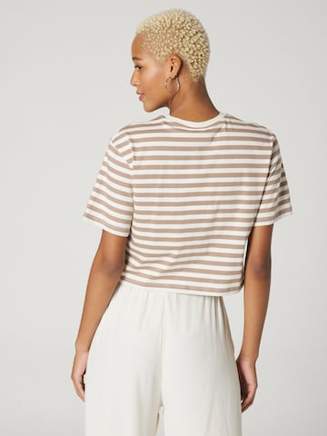 A LOT LESS T-shirt 'Lisa' i beige