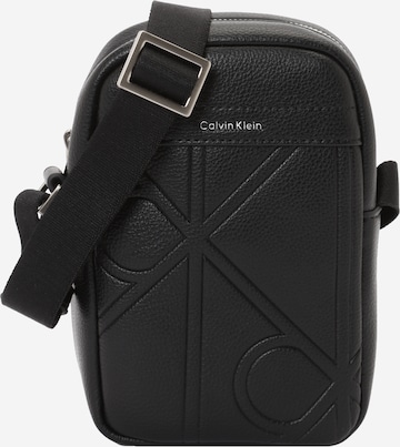 juoda Calvin Klein Rankinė su ilgu dirželiu: priekis