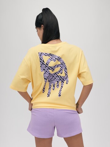 UNFOLLOWED x ABOUT YOU - Camiseta 'HIGH' en amarillo: atrás