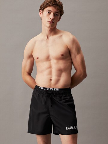 Shorts de bain Calvin Klein Swimwear en noir : devant