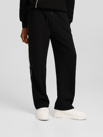 Bershka Loose fit Trousers in Black: front