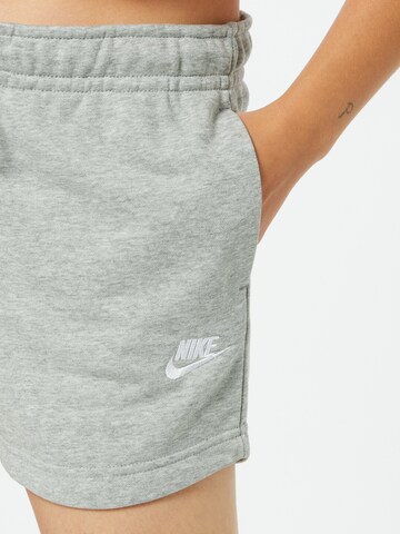 Nike Sportswear - Regular Calças 'Essential' em cinzento