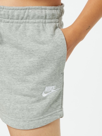 Nike Sportswear Normální Kalhoty 'Essential' – šedá