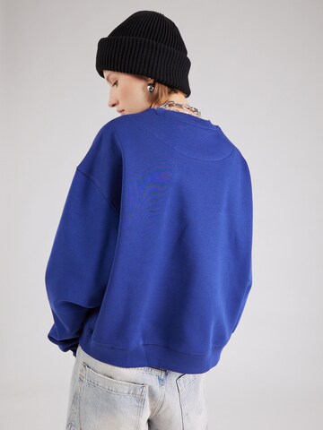 Sweat-shirt 'Essence Standard' WEEKDAY en bleu