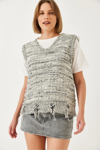 Bianco Lucci Sweater in Beige: front