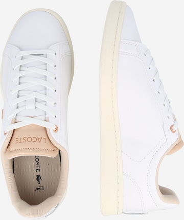 LACOSTE Sneaker low 'Carnaby' i hvid