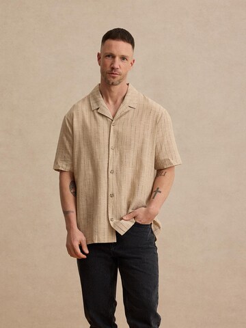 Coupe regular Chemise 'Patrick' DAN FOX APPAREL en beige : devant