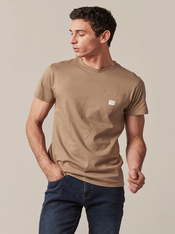 T-Shirt 'Basito' Deeluxe en marron : devant