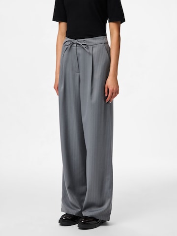 Wide leg Pantaloni con pieghe 'PCFalka' di PIECES in grigio: frontale