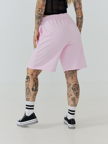ABOUT YOU x Sharlota Normalny krój Spodnie 'Tessa' w kolorze różowy